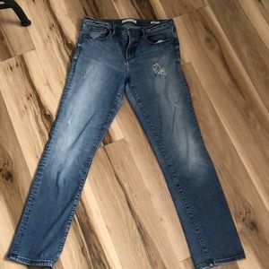 BANANA REPUBLIC STRAIGHT DISTRESSED Jeans Size 28. Pant length is 28”